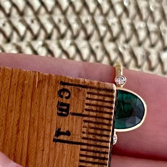 18KT Yellow Gold hallmarked oval Colombian emerald ring with two diamonds NEW - Picture 8 of 8